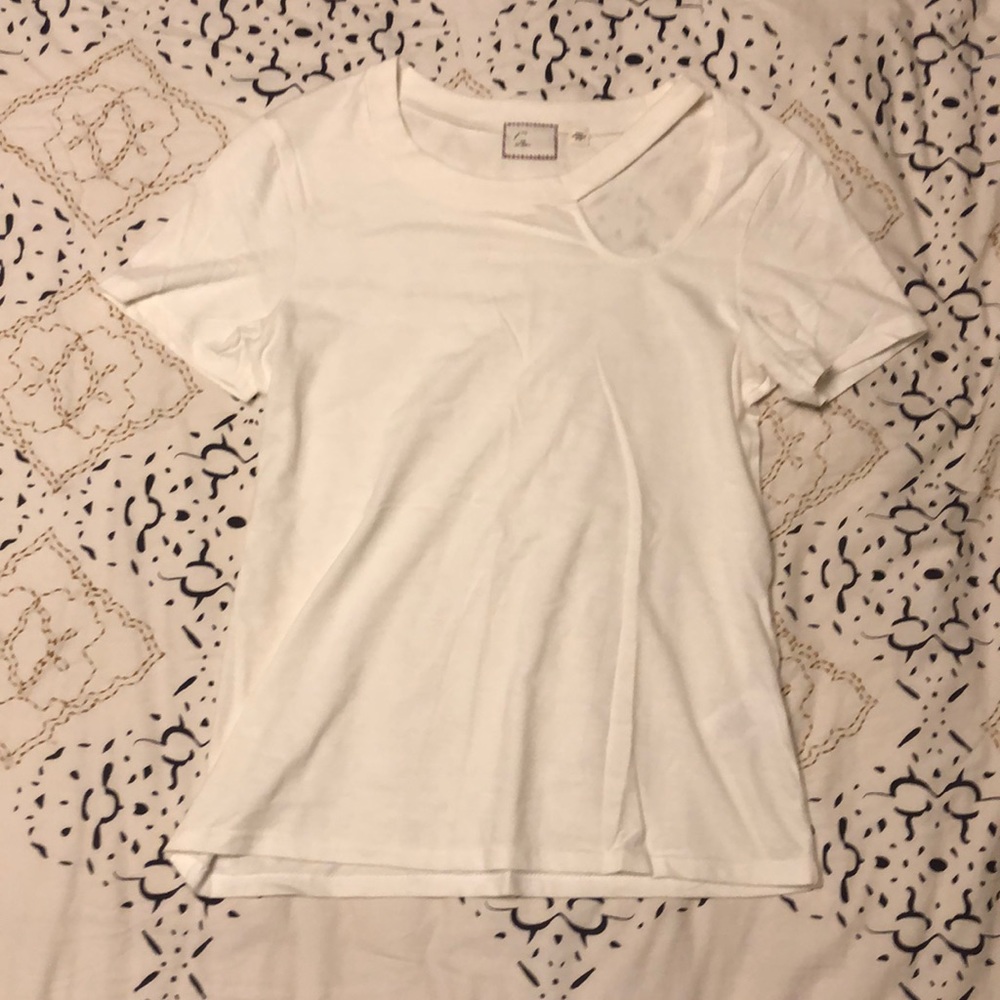 White tee xxsmall with cutout on collar